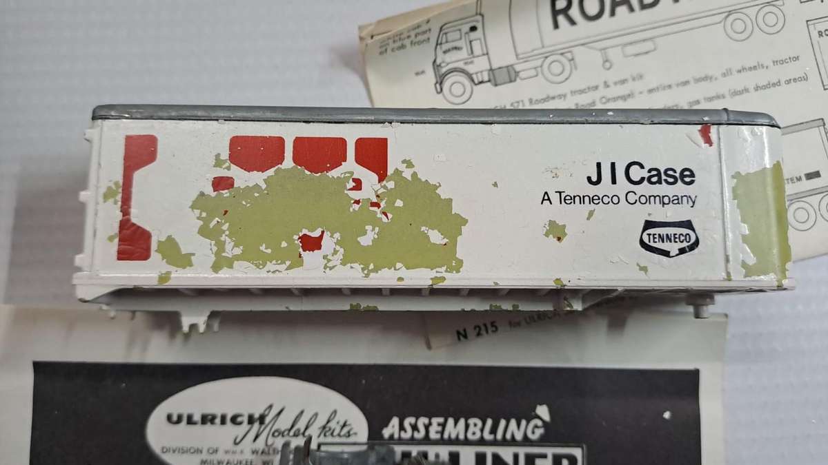 Model Trains HO 1 x Hi - Liner Truck & Trailer. (Trailers paint is coming off)