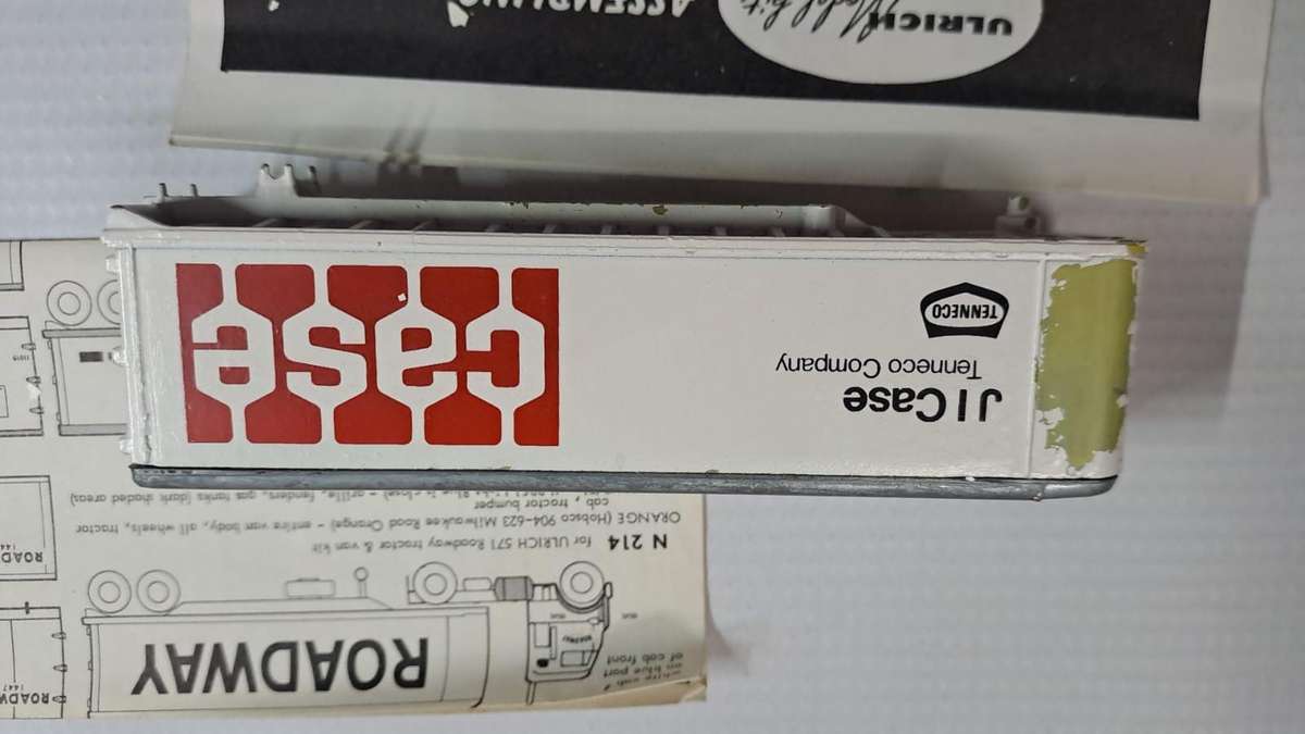 Model Trains HO 1 x Hi - Liner Truck & Trailer. (Trailers paint is coming off)