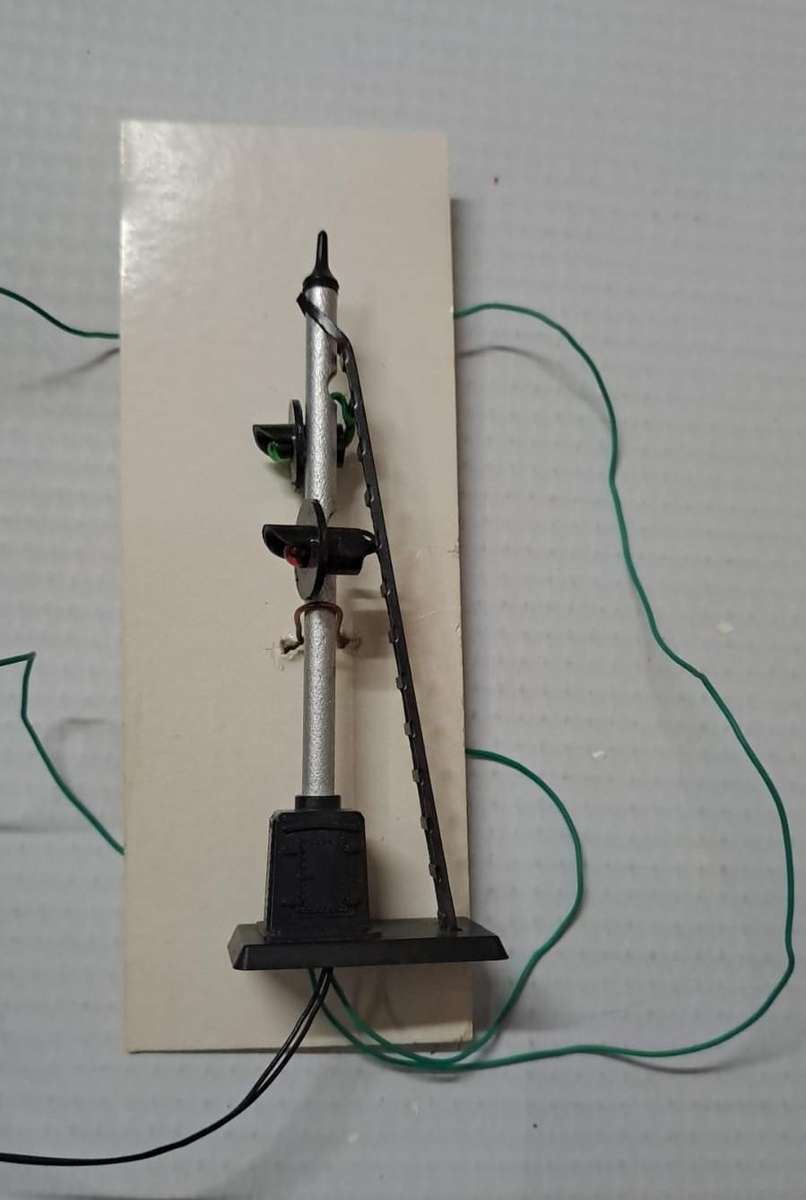 Model Trains HO 1 x Signal 2 aspect. (green/red, Lights not working)