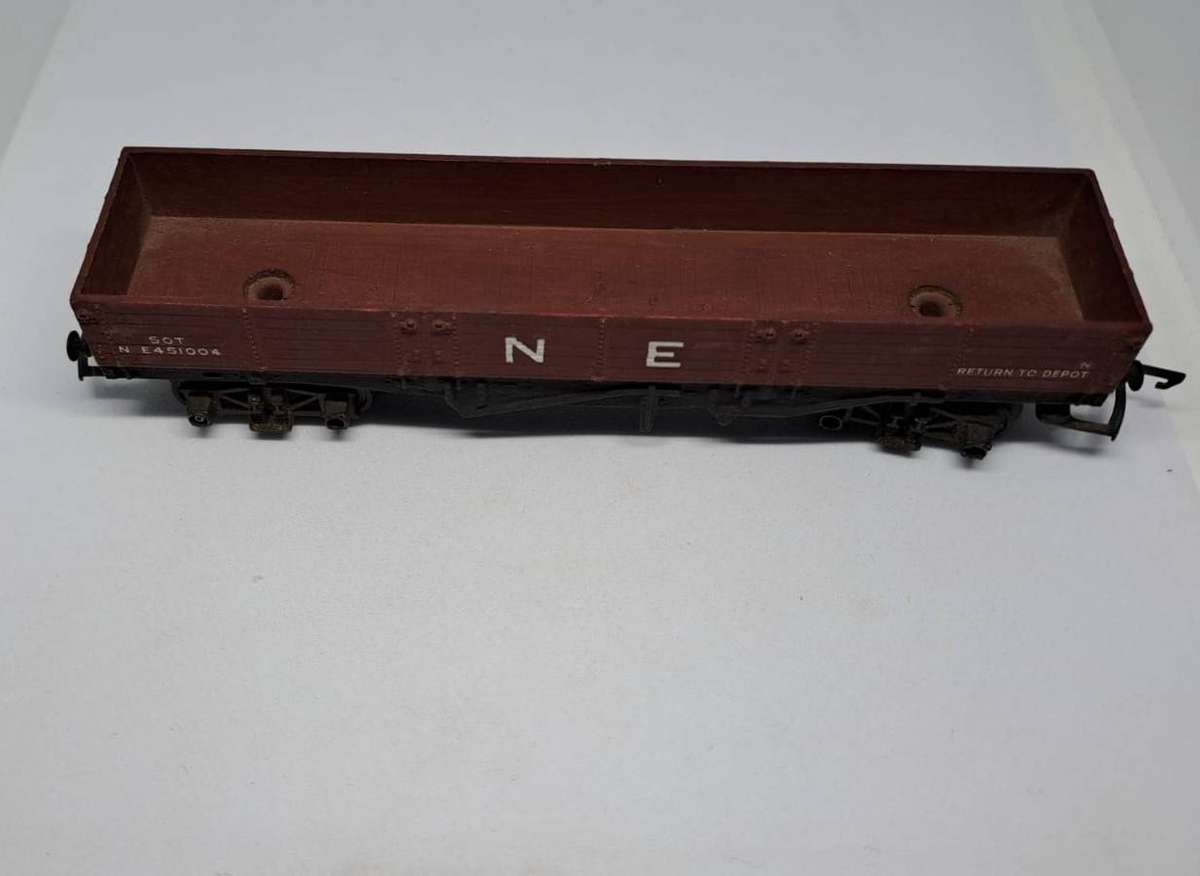 Model Trains HO-Scale 1 x Tri-ang R219 Gondola, with plastic wheels & D-couplers (one missing).