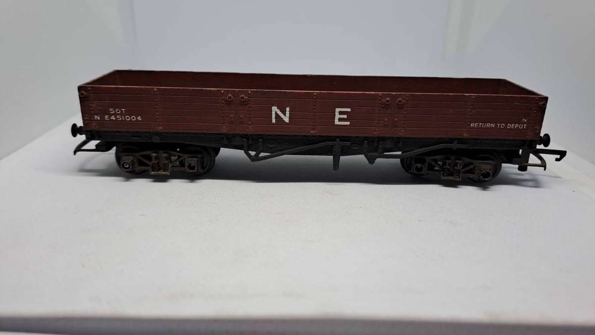 Model Trains HO-Scale 1 x Tri-ang R219 Gondola, with plastic wheels & D-couplers (one missing).