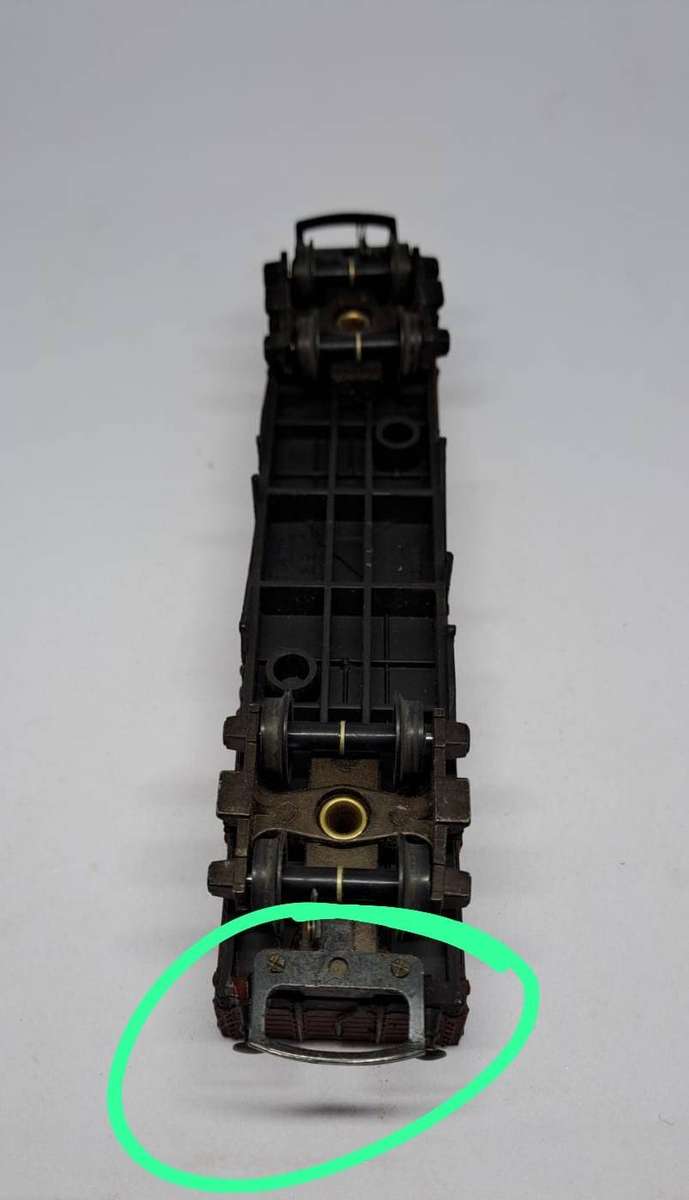 Model Trains HO-Scale 1 x Tri-ang R219 Gondola, with plastic wheels & D-couplers (one missing).