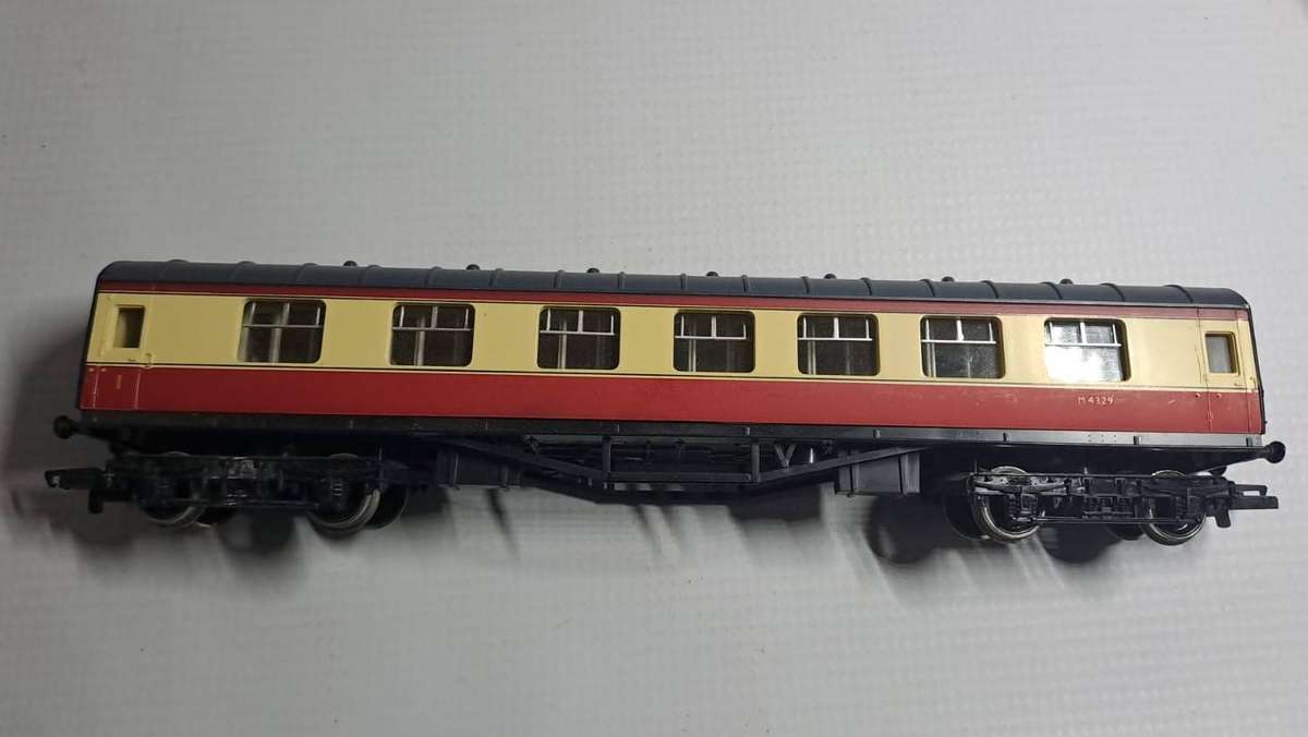 Model Trains H0/OO-Scale 1 x 1st Class Hornby Corridor Coach, No M4329, Crimson & Cream.