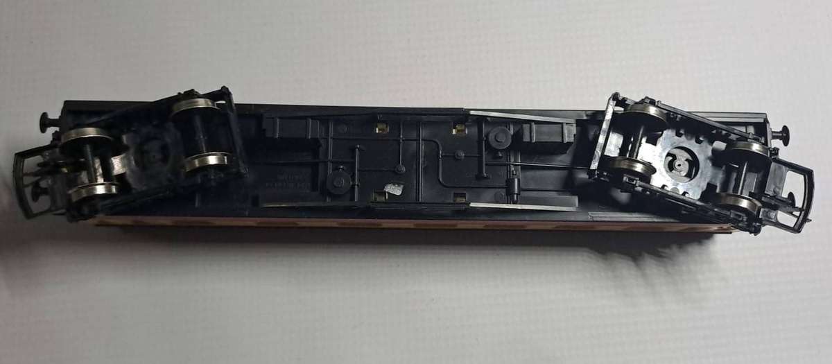 Model Trains H0/OO-Scale 1 x 1st Class Hornby Corridor Coach, No M4329, Crimson & Cream.