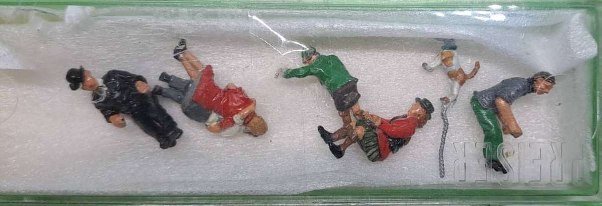 Model Trains HO 1 x Pack of Figures x6 sitting people + x1 Dog. (In Preiser box, not sure if is?)