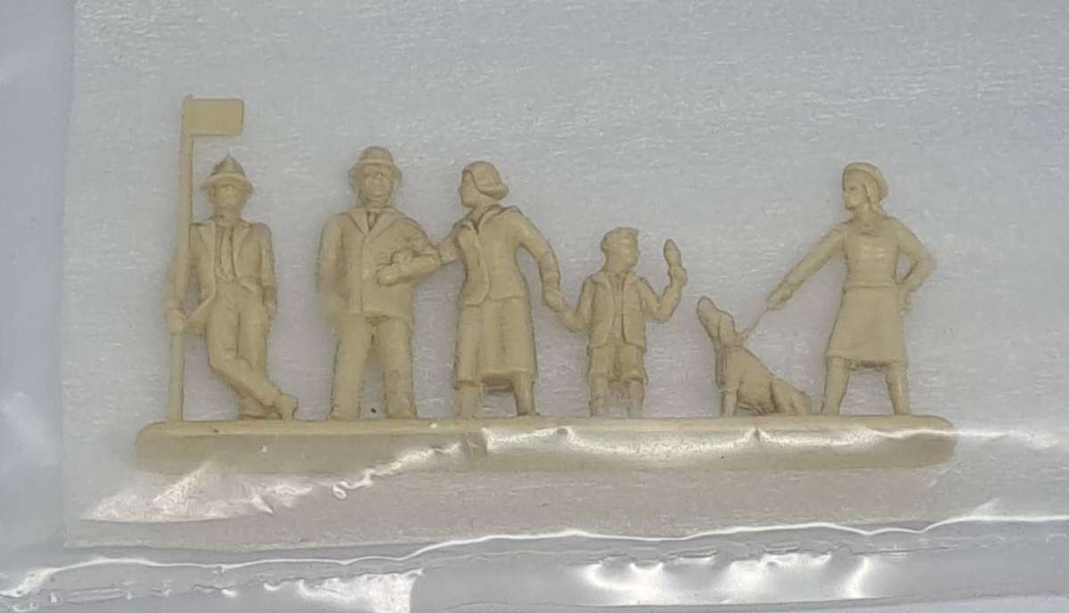 Model Trains OO 1 x Strip of Figures x 5 + 1 dog.