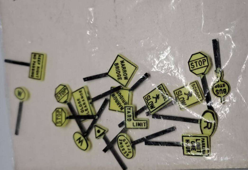 Model Trains HO 1 x Pack of Road Signs x 17