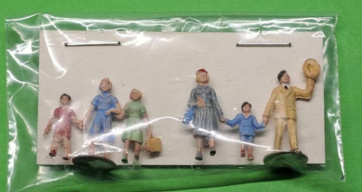 Model Trains HO 1 x Pack of Figures x 2 Families of 3 people.