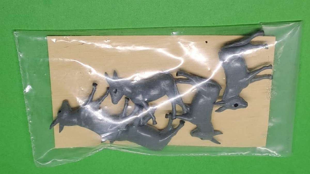 Model Trains HO 1 x Pack of Donkeys Animals x 5.