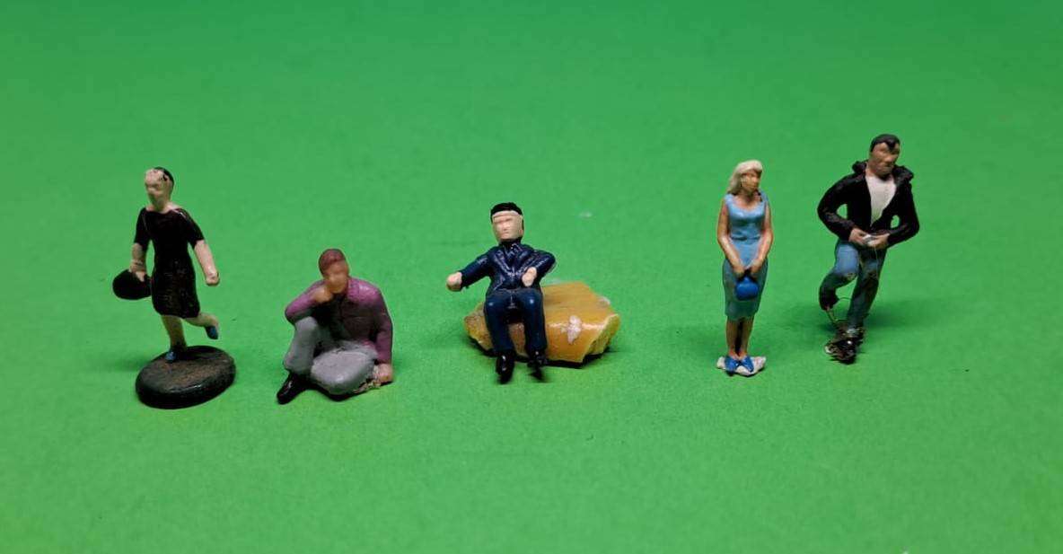 Model Trains HO 1 x Pack of Figures x 5 (different poses)