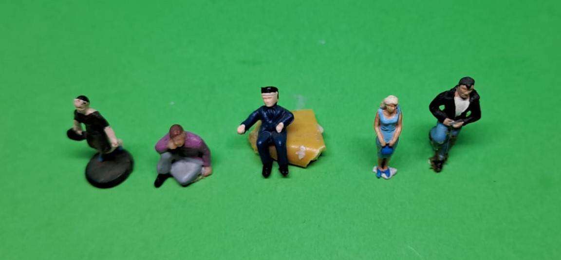 Model Trains HO 1 x Pack of Figures x 5 (different poses)