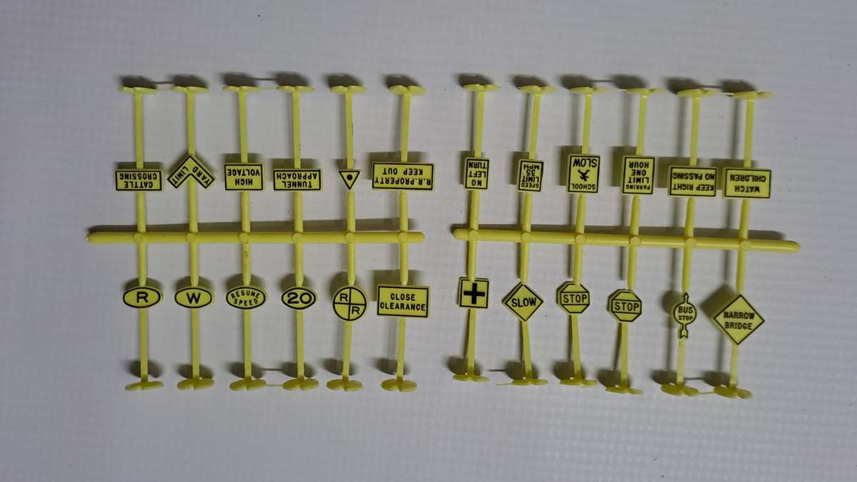 Model Trains 1:87 HO 24 x Road Signs.