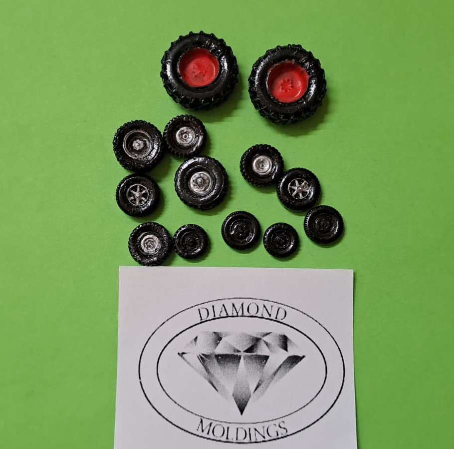 Model Trains 1:87 HO - Wheels for Tire Shop or Scrap Yard. (x13) - Various