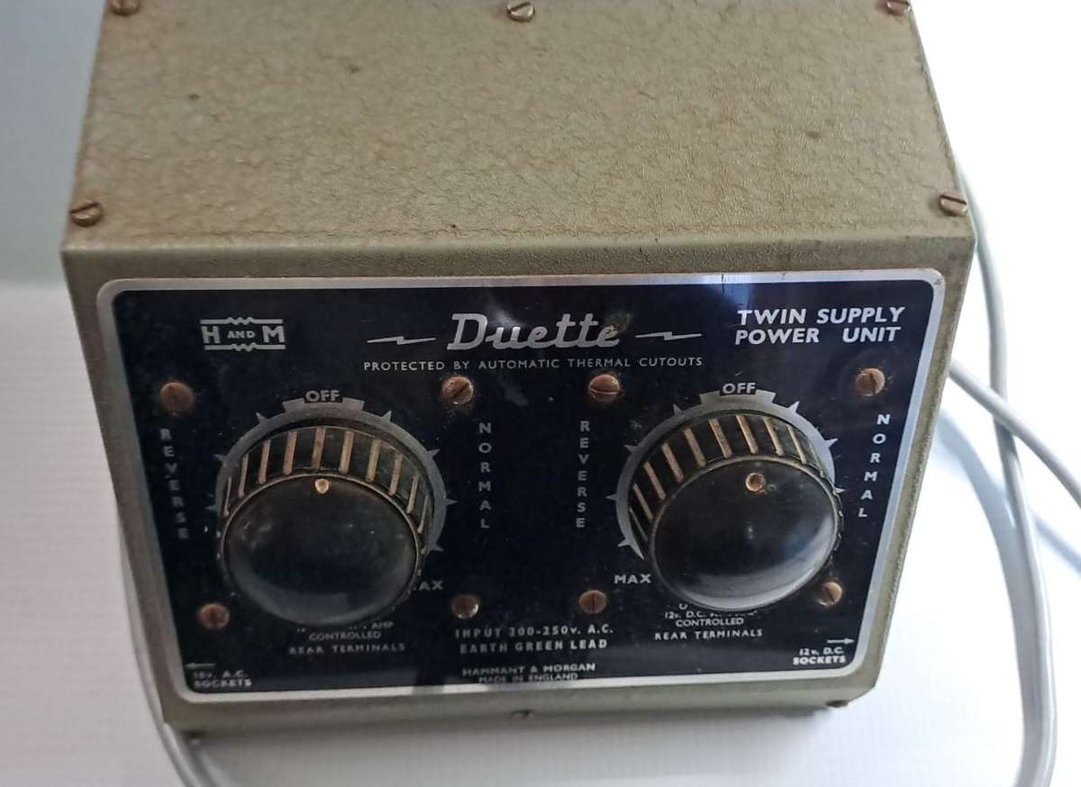 Model Trains HO/N Scale - Power Supply 12V with two controls.