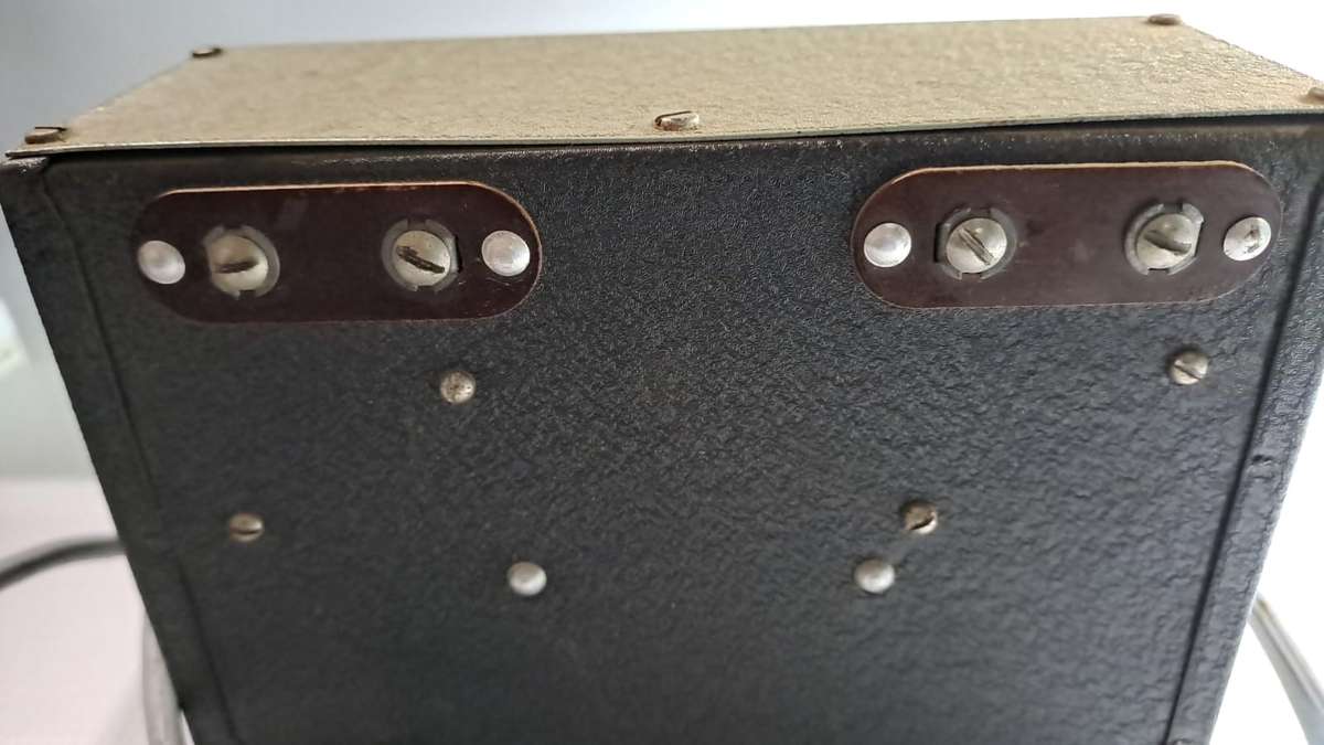 Model Trains HO/N Scale - Power Supply 12V with two controls.