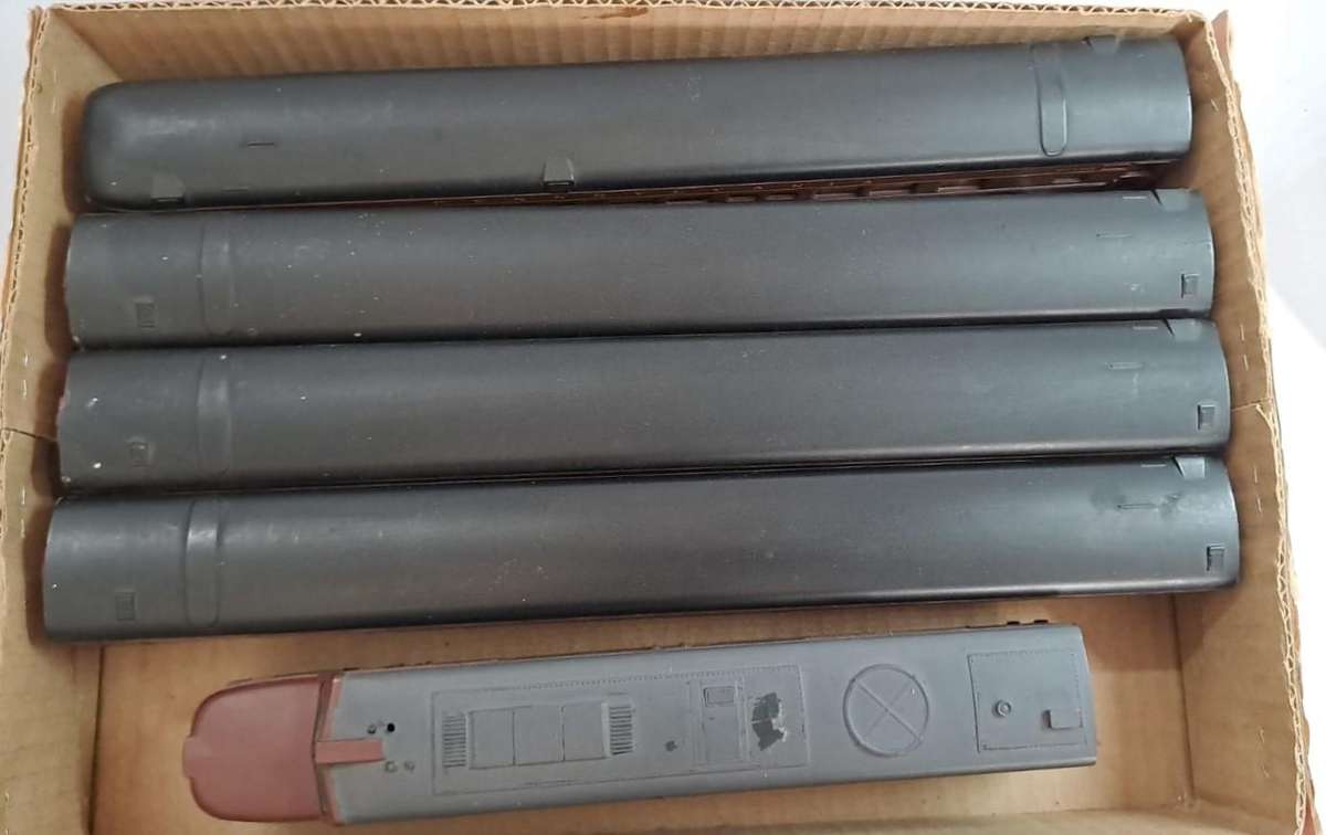 Model Trains HO 1 x Rivarossi  Pennsylvania, Loco & 4 Carriages with metal wheels & Kadee coupler.