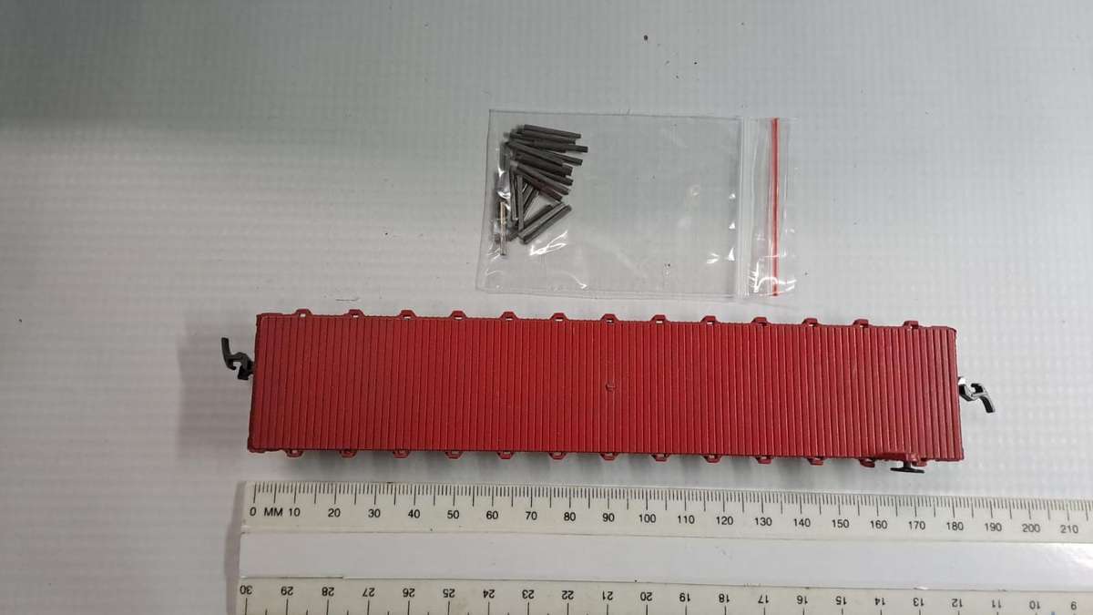Model Trains H0-Scale - 1 x ATSF metal Flat Bed with steel pin sides. (3 of the steps is broken off)