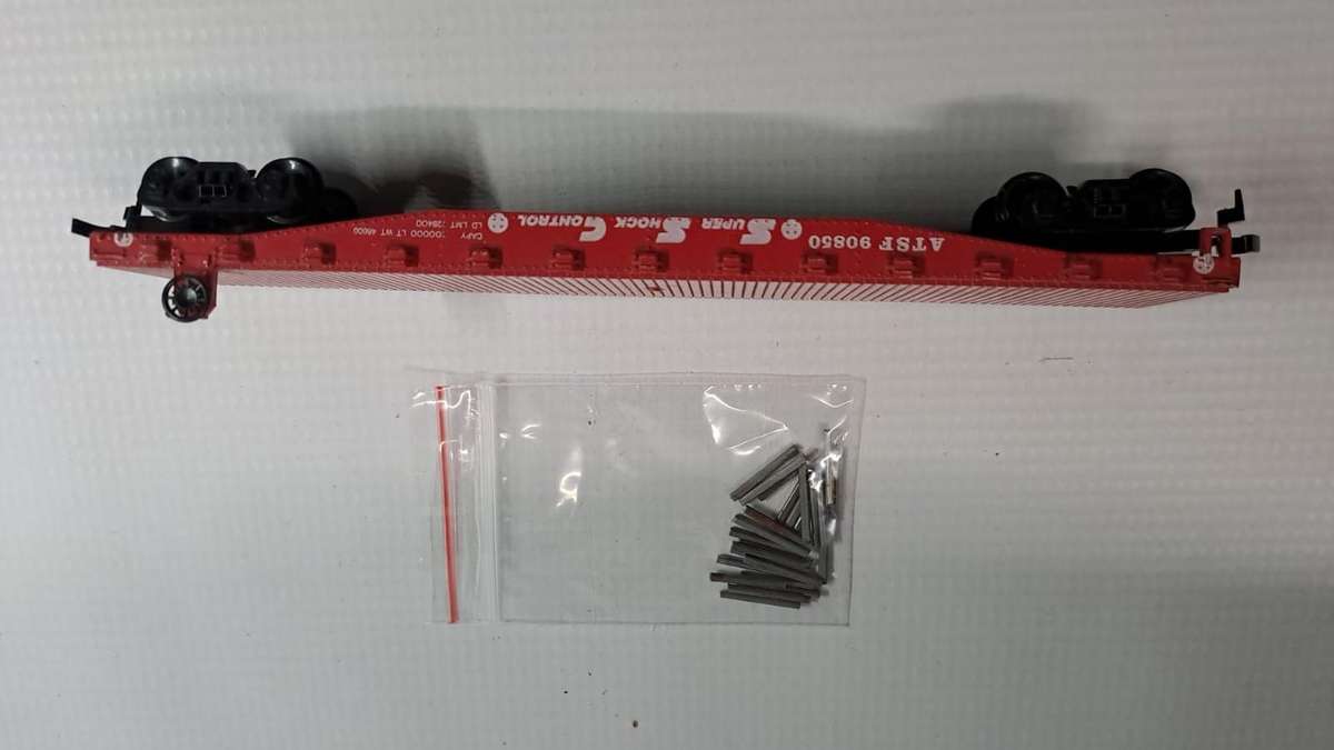 Model Trains H0-Scale - 1 x ATSF metal Flat Bed with steel pin sides. (3 of the steps is broken off)