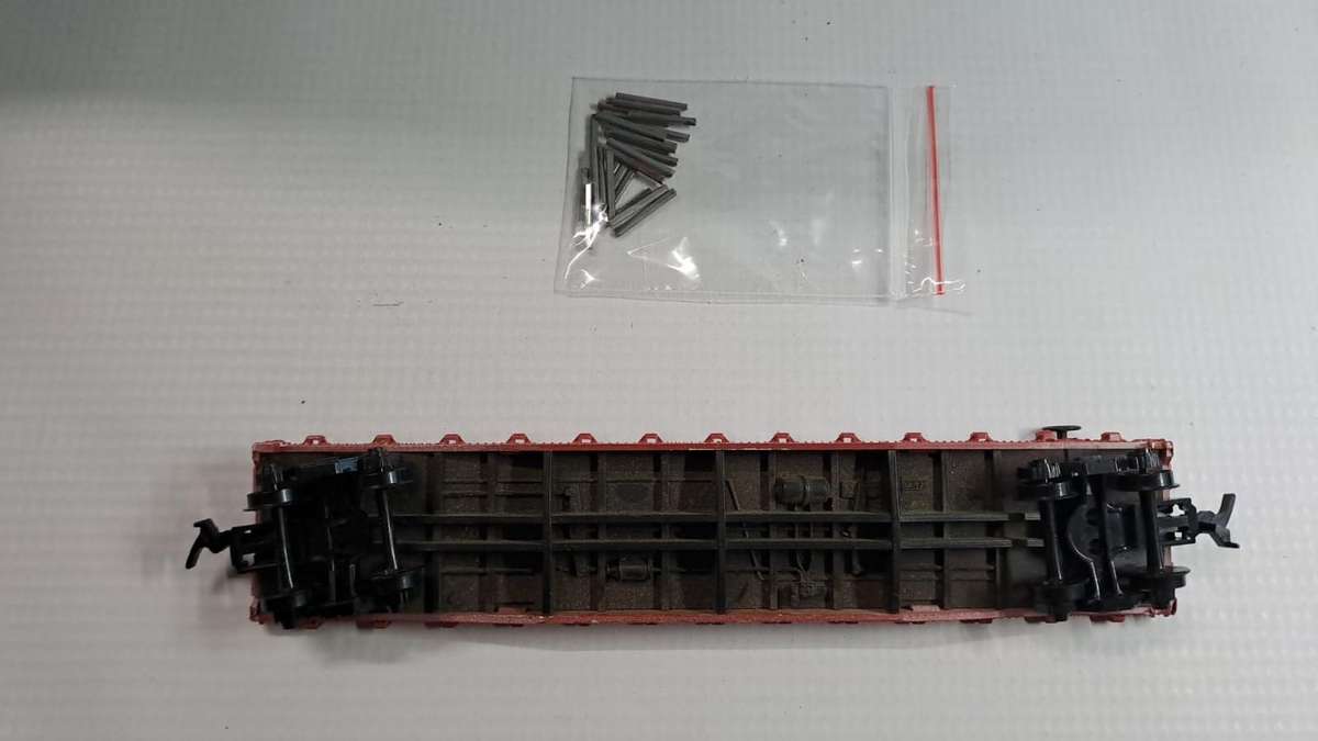 Model Trains H0-Scale - 1 x ATSF metal Flat Bed with steel pin sides. (3 of the steps is broken off)