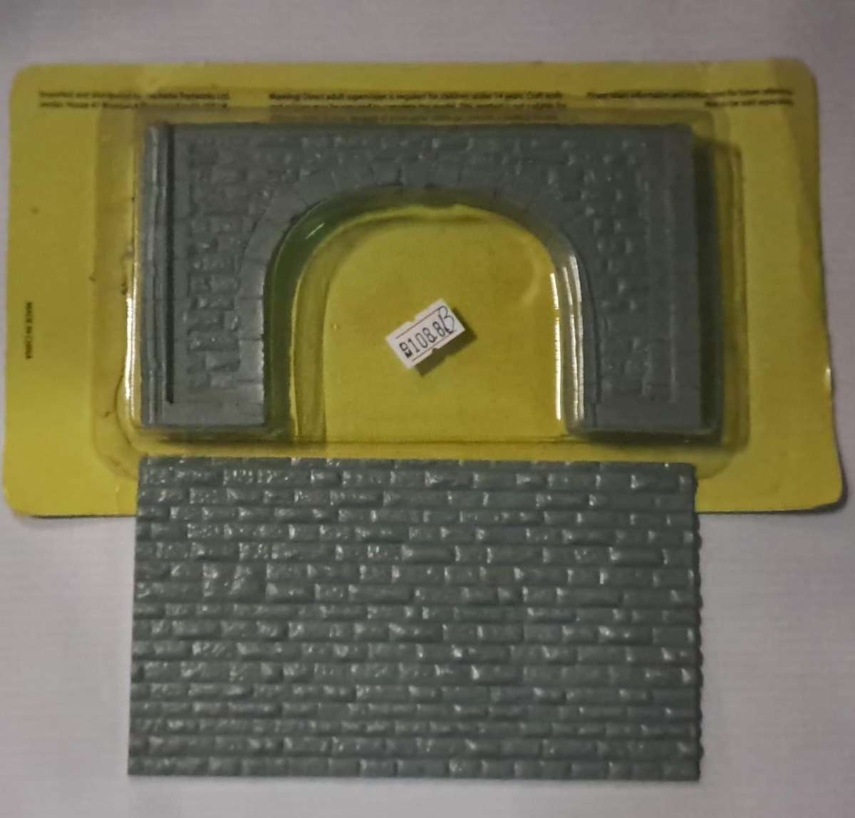 Model Trains HO/OO Scale 1 x Pack with Hachette partworks model train layout parts.