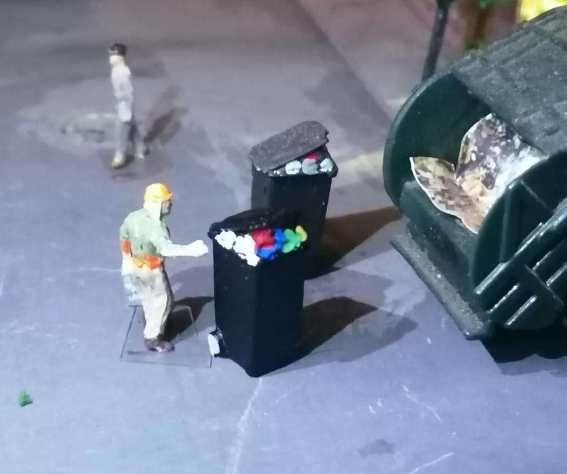 Model Trains HO 1 x Garbage bin open lid (Red) - 10mm x 11mm x 22mm