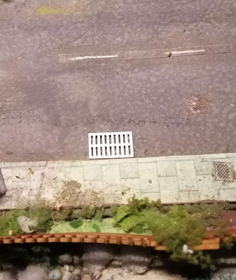 Model Trains 1:87 HO - Drain covers & manhole covers (x10) - Various