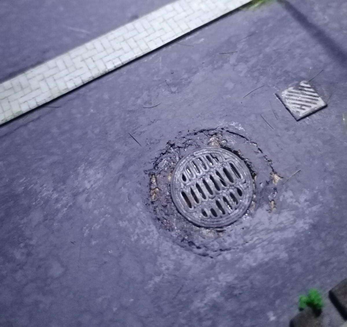 Model Trains 1:87 HO - Drain covers & manhole covers (x10) - Various