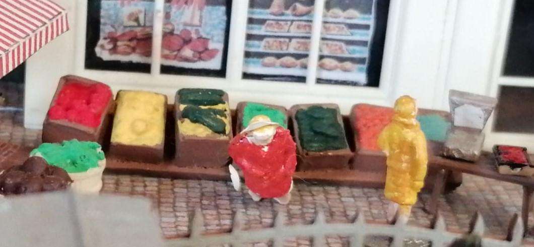 Model Trains HO Fruit 1 (x2 rows + 4 baskets) - 64mm x 13mm x 11mm (Long) 11mm diameter x 10mm (Pots