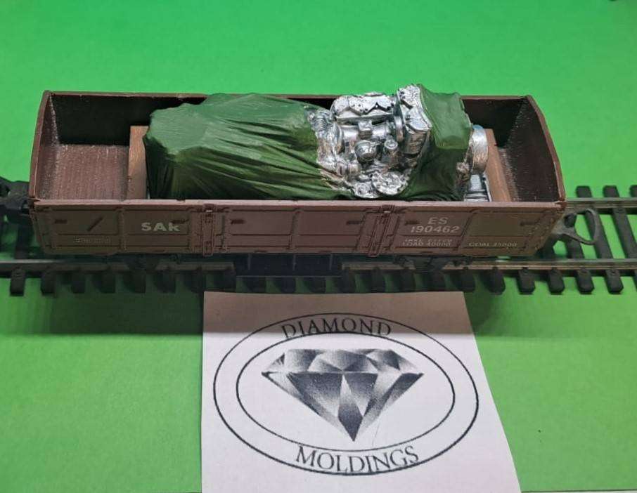 Model Trains HO 1 x Engine Load under torn tarpaulin. (Big) (x1). - 82mm x 27mm x 29mm