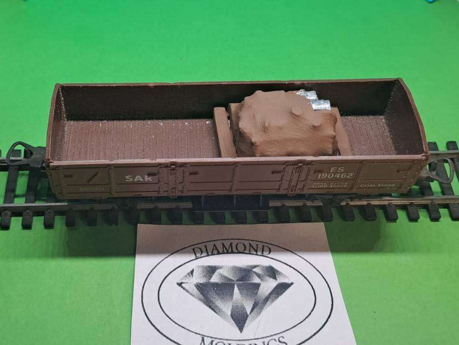 Model Trains HO 1 x Engine Load under torn tarpaulin. (1) (Small) (x1). - 40mm x 26mm x 18mm