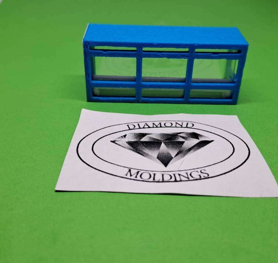 Model Trains HO 1 x Bus Stop with seat & Advertisement (x1) - 62mm x 20mm x 25mm