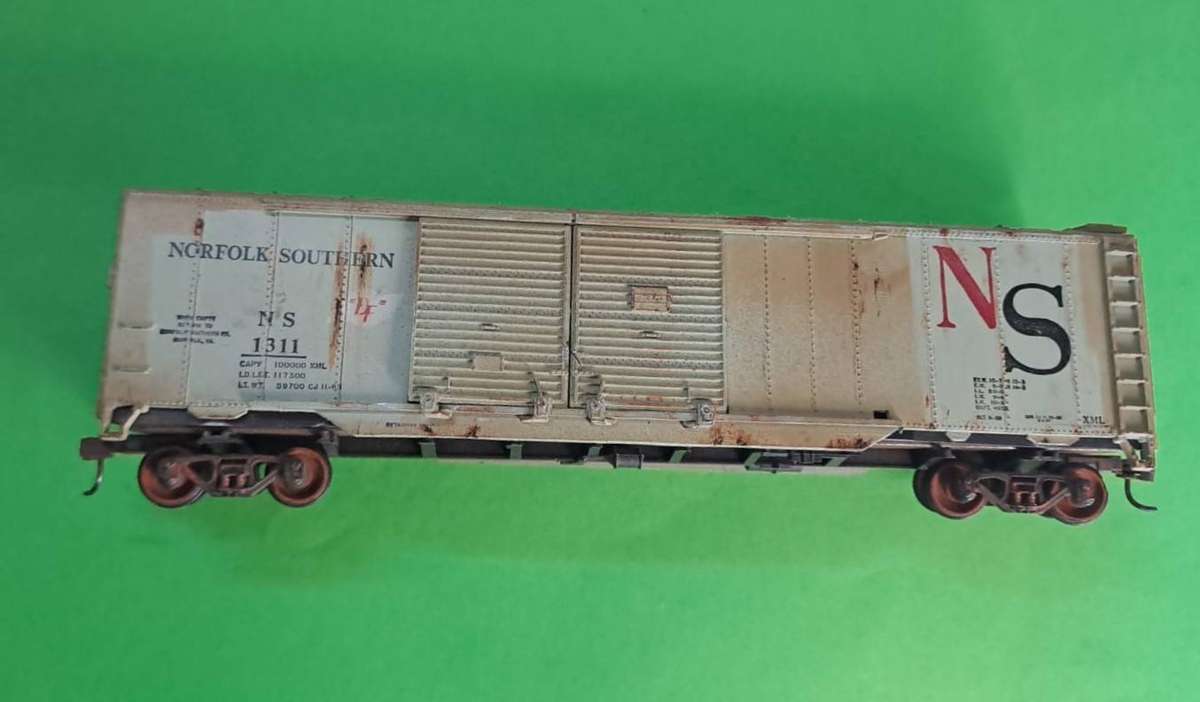 Model Trains HO 1 x Norfolk Southern Box Car with load, plastic wheels & KD couplers. (Weathered)
