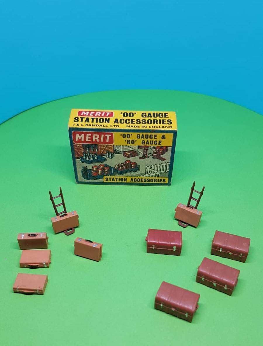 Model Trains HO 1 x Suitcases, Trunks & Trolleys in one box. (12)