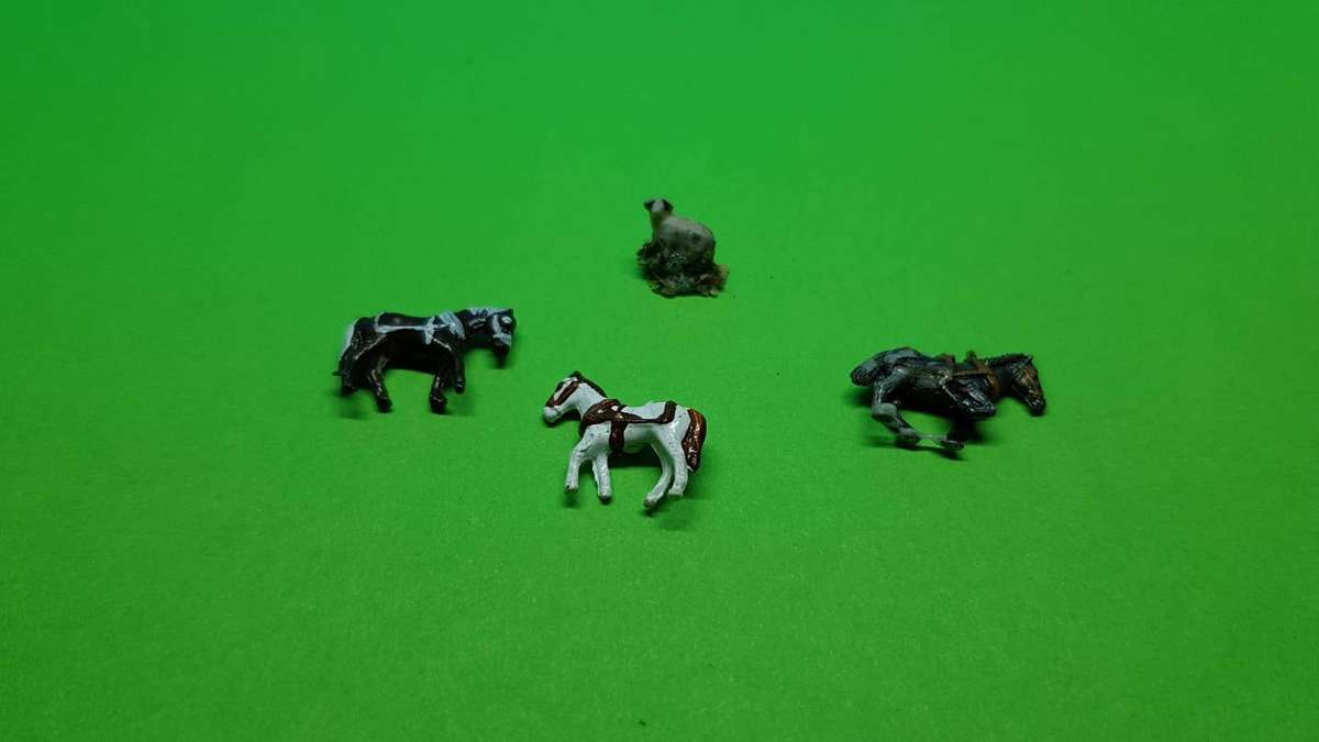 Model Trains N-Scale 1 x Pack of animals. (3 x horses + 1 x sheep)