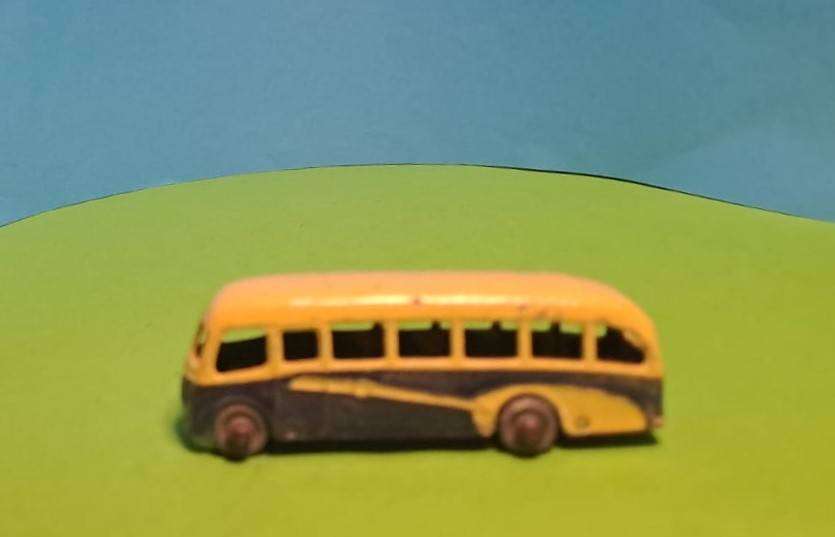 Model Trains H0-Scale 1 x Bus Lesney. (Metal)
