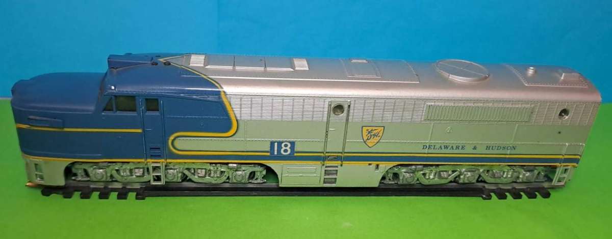 Model Trains HO 1 x Walters Diesel 17 with 1 x Horn hook coupler.