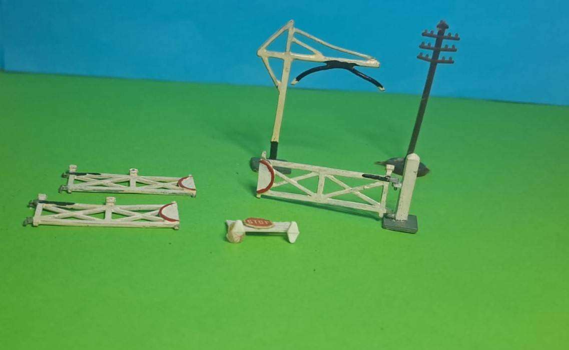 Model Trains N Scale 1 x Metal crossing and more. (Selling as scrap)