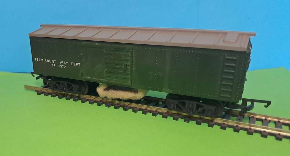 Model Trains HO 1 x Track cleaning Car, with plastic wheels and D - couplers. See pic's.