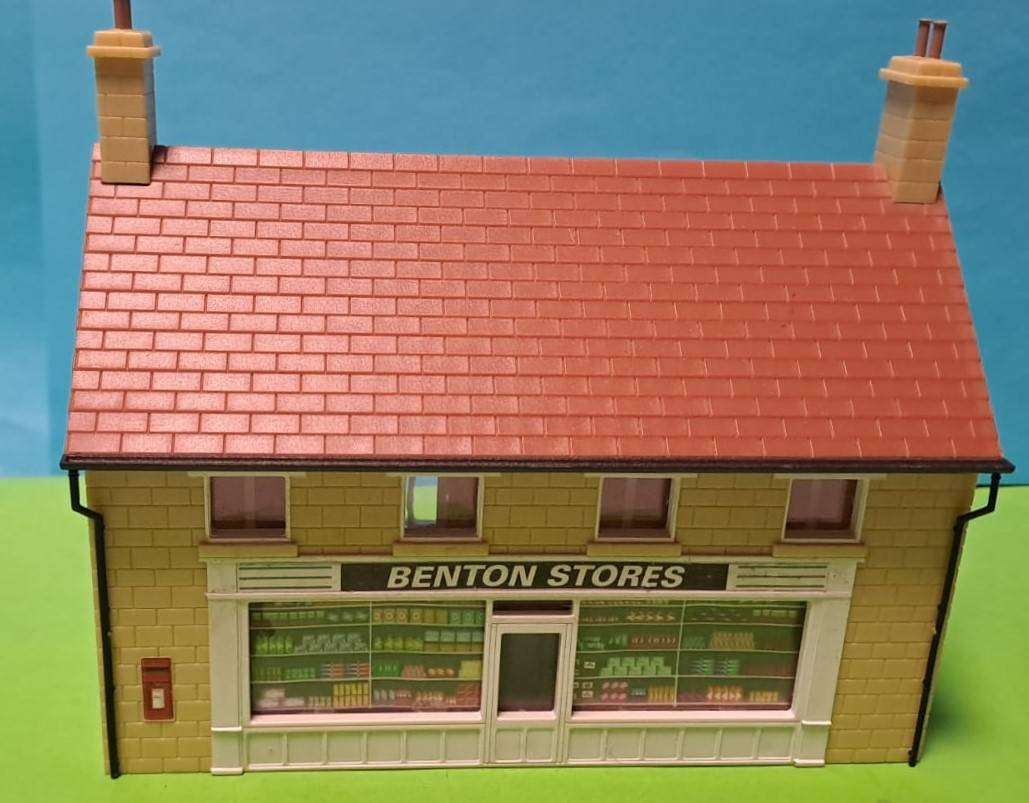 Model Trains H0/OO-Scale 1 x Shop/Cottage Kit, Assembled, Detailed, Benton Stores.