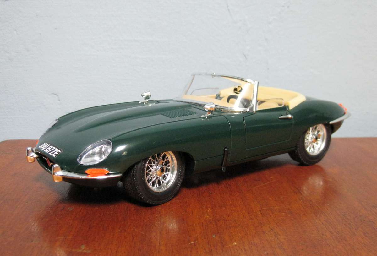 1961 Jaguar E Type (1:18) by Bburago