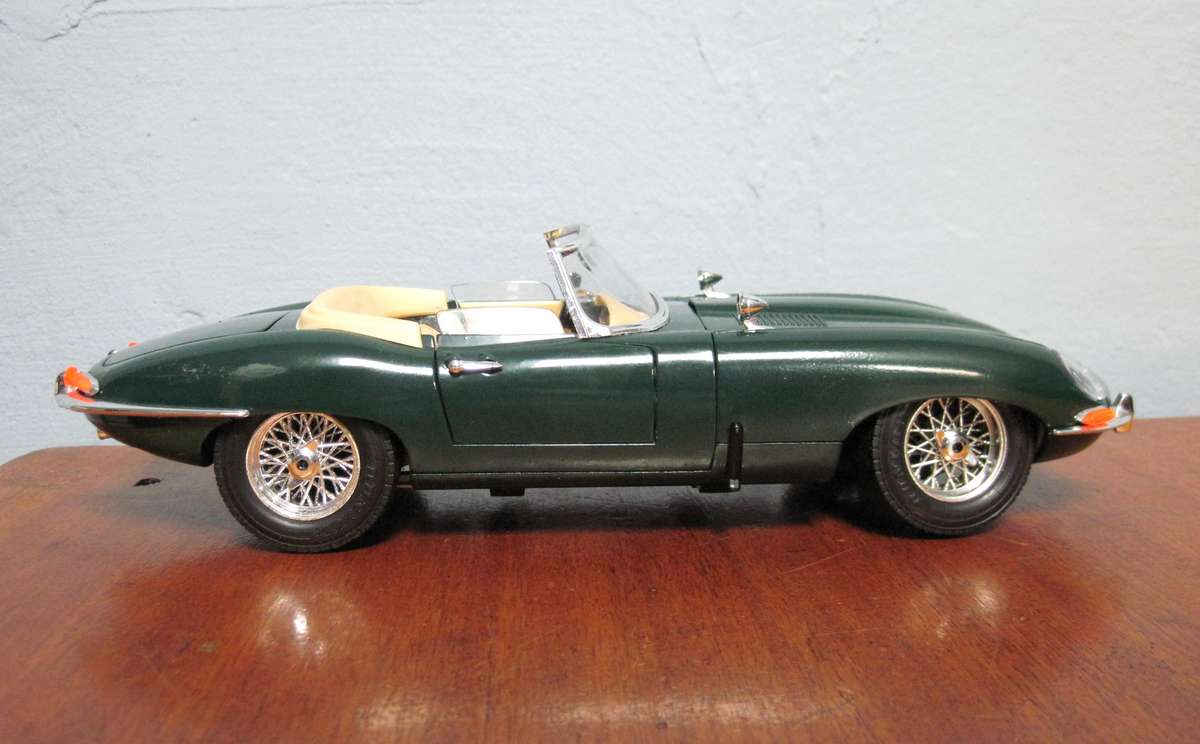 1961 Jaguar E Type (1:18) by Bburago