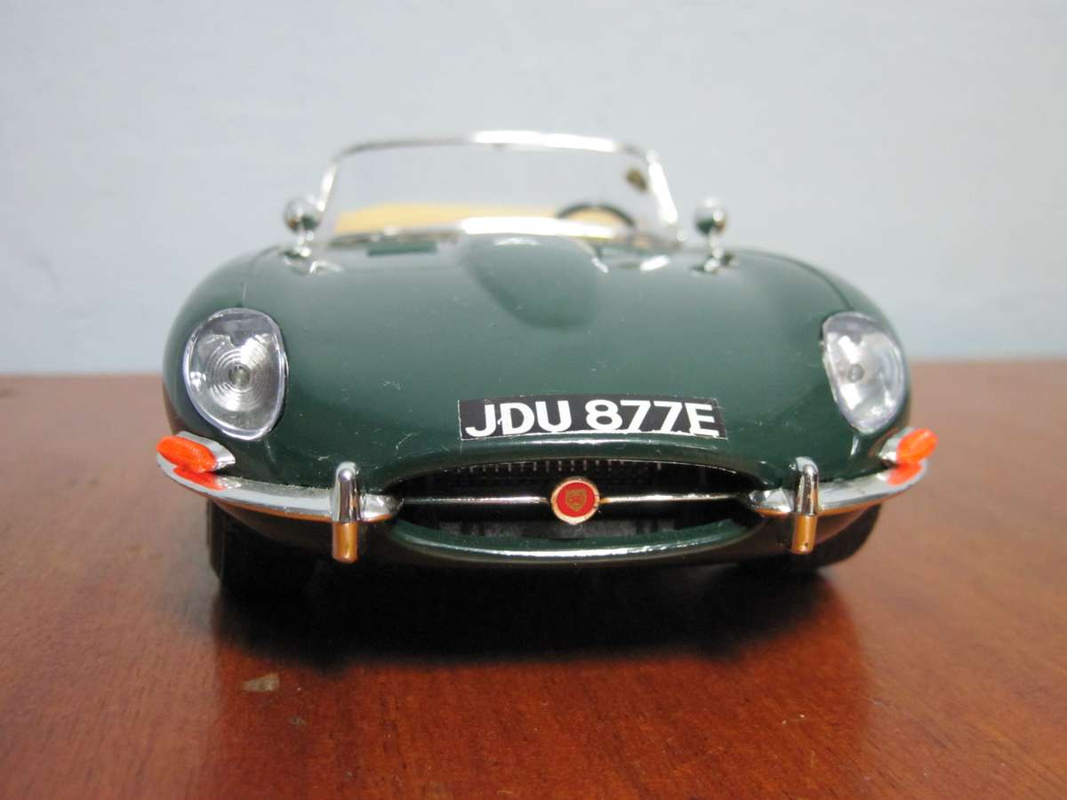 1961 Jaguar E Type (1:18) by Bburago