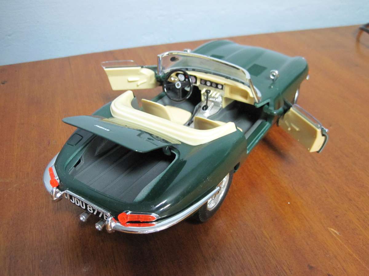 1961 Jaguar E Type (1:18) by Bburago