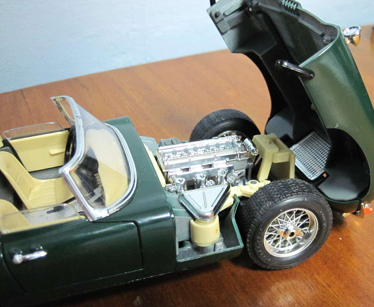 1961 Jaguar E Type (1:18) by Bburago
