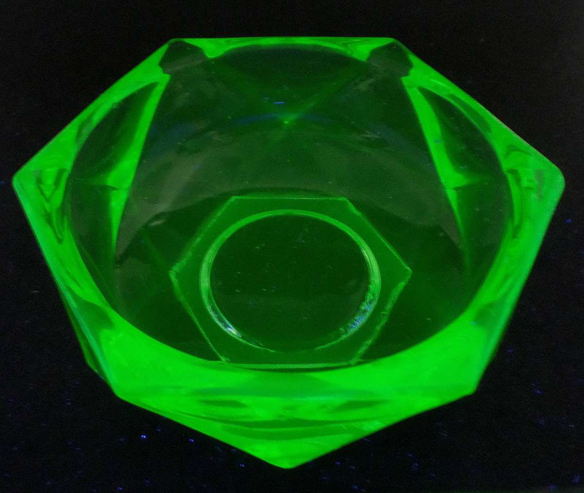Vintage Art Deco Uranium Glass Ashtray (10cm) - Strong UV Glow - Minor Base Chips