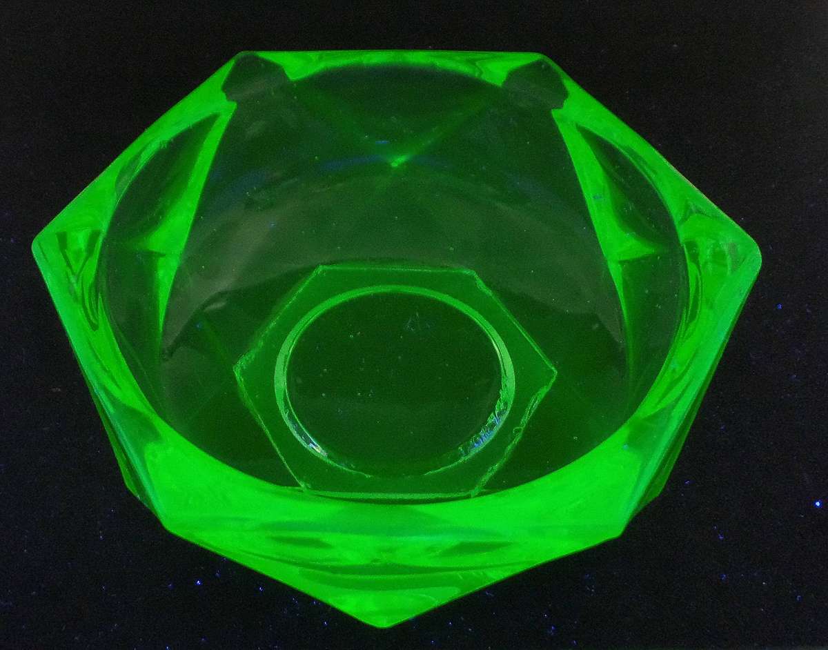 Vintage Art Deco Uranium Glass Ashtray (10cm) - Strong UV Glow - Minor Base Chips