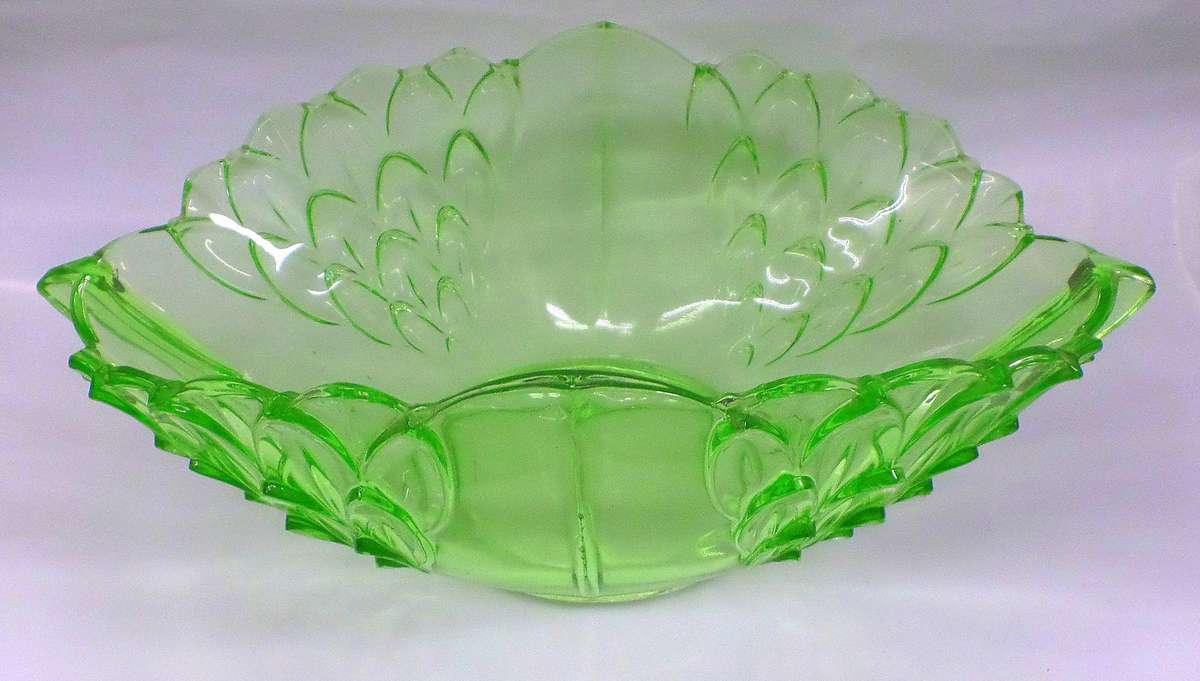 Vintage 1930s Art Deco Green Uranium Glass Console Bowl (Faint Glow)