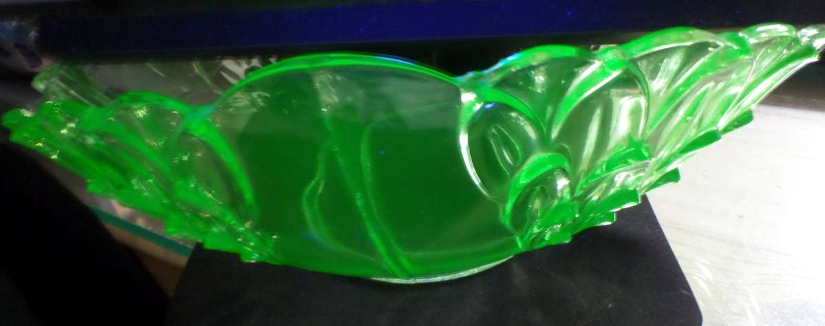 Vintage 1930s Art Deco Green Uranium Glass Console Bowl (Faint Glow)