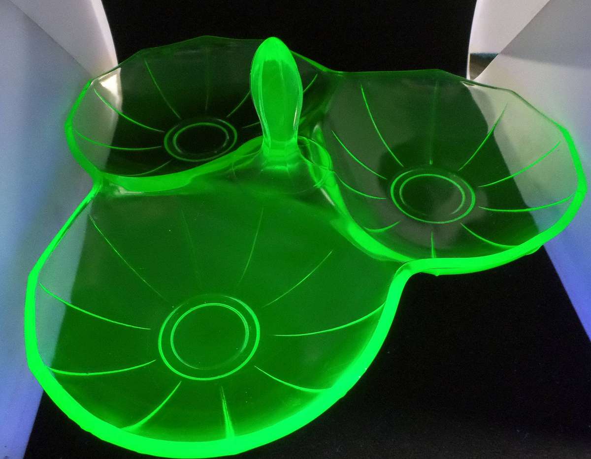 Vintage green uranium glass divided clover leaf relish dish 21cm