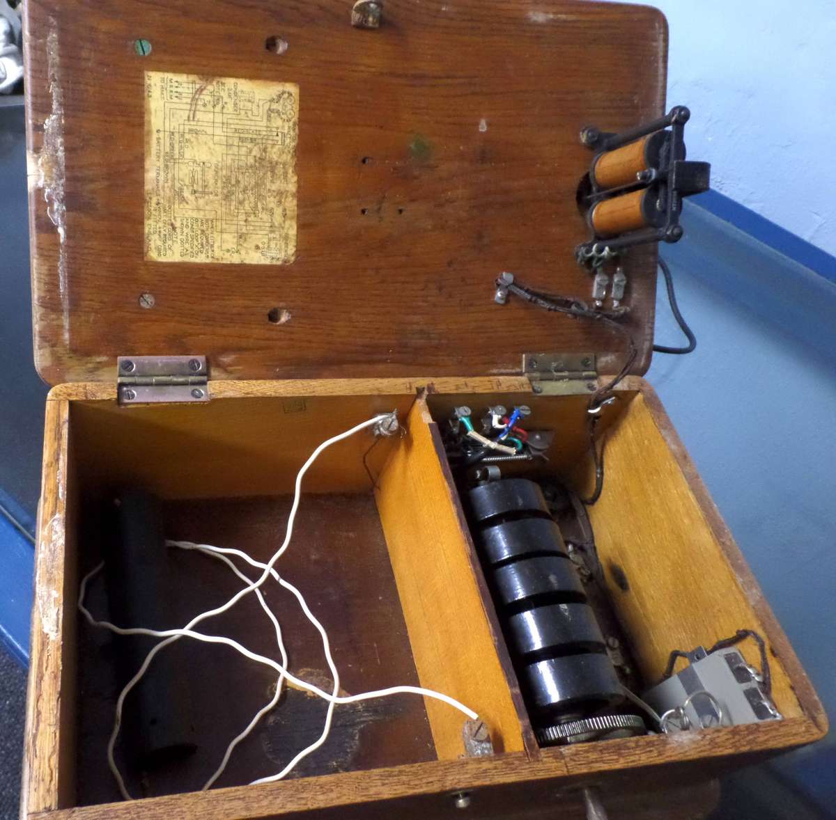 *Crazy R1 Auction* Antique telephone